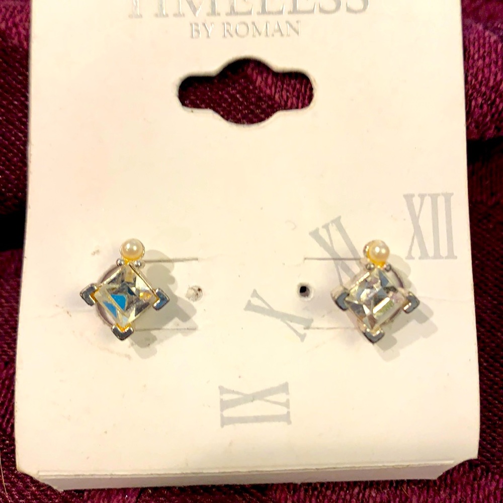 Square stud earrings with clear crystal and pearl